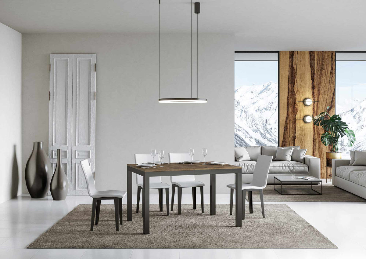 Tavolo EVERYDAY EVOLUTION noce chiuso in stanza con due lampade a sospensione, vista tre quarti #colore_Noce