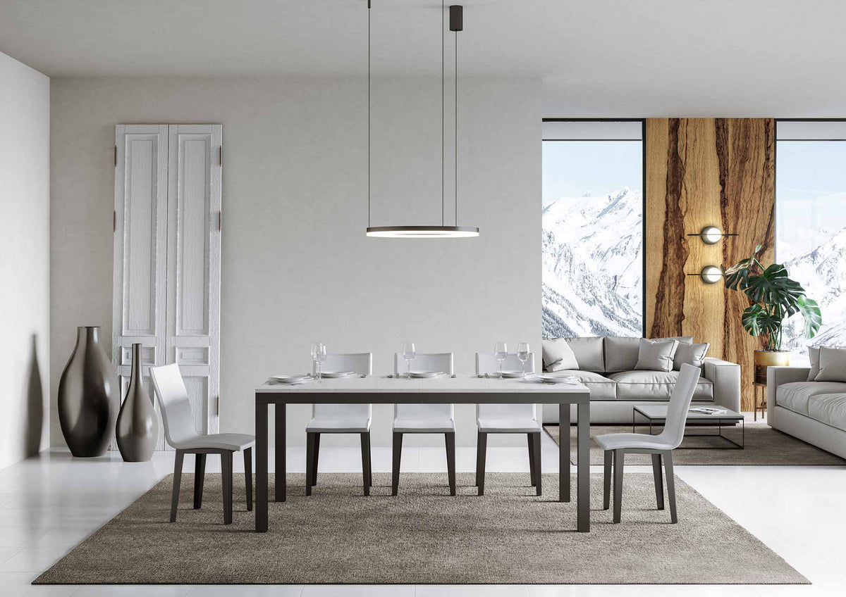 Tavolo EVERYDAY EVOLUTION bianco frassino in configurazione base davanti alla vetrata innevata #colore_Bianco Frassino