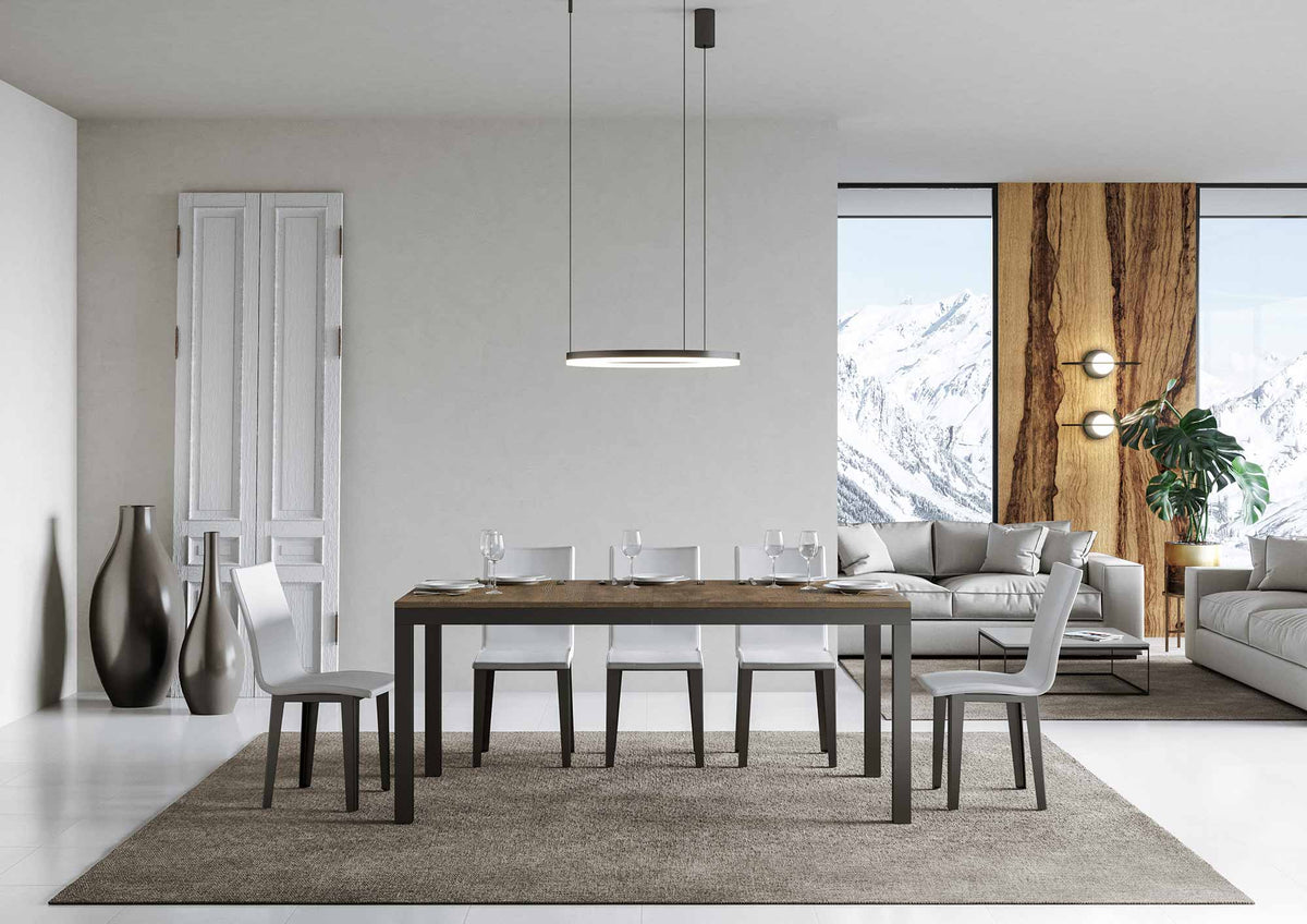 Tavolo EVERYDAY EVOLUTION noce nella versione non allungata, circondato da sedie imbottite bianche #colore_Noce