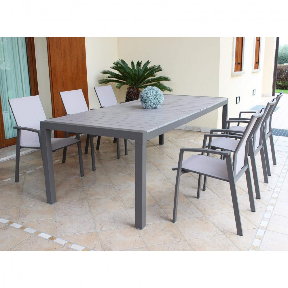 Tavolo WAIKIKI taupe allungato in un portico esterno con sei sedie in alluminio grigio