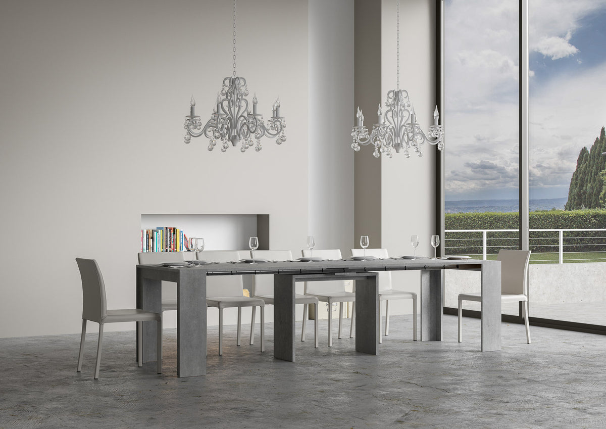 Tavolo MIA cemento allungato, vista laterale con sei sedie e lampadari sopra #colore_Cemento