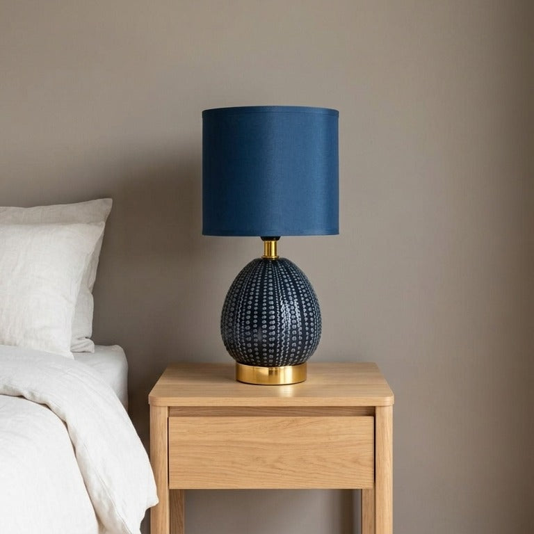 Lampada da comodino con decorazioni in rilievo e paralume in tessuto - FLAVI
