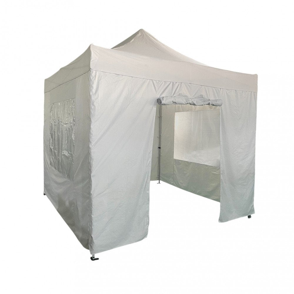 Gazebo pieghevole quadrato con parete frontale arrotolata e anta laterale bianca accostata all'ingresso