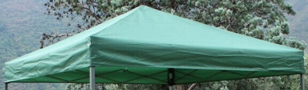 Telo di ricambio per gazebo HOLIDAY verde montato sulla struttura, vista tre quarti in ambiente esterno