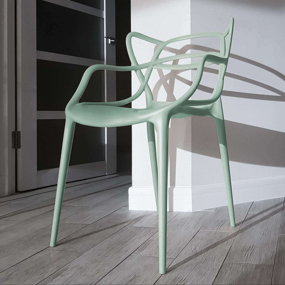 Poltrona LILY verde salvia su pavimento in legno grigio davanti a porta a vetri