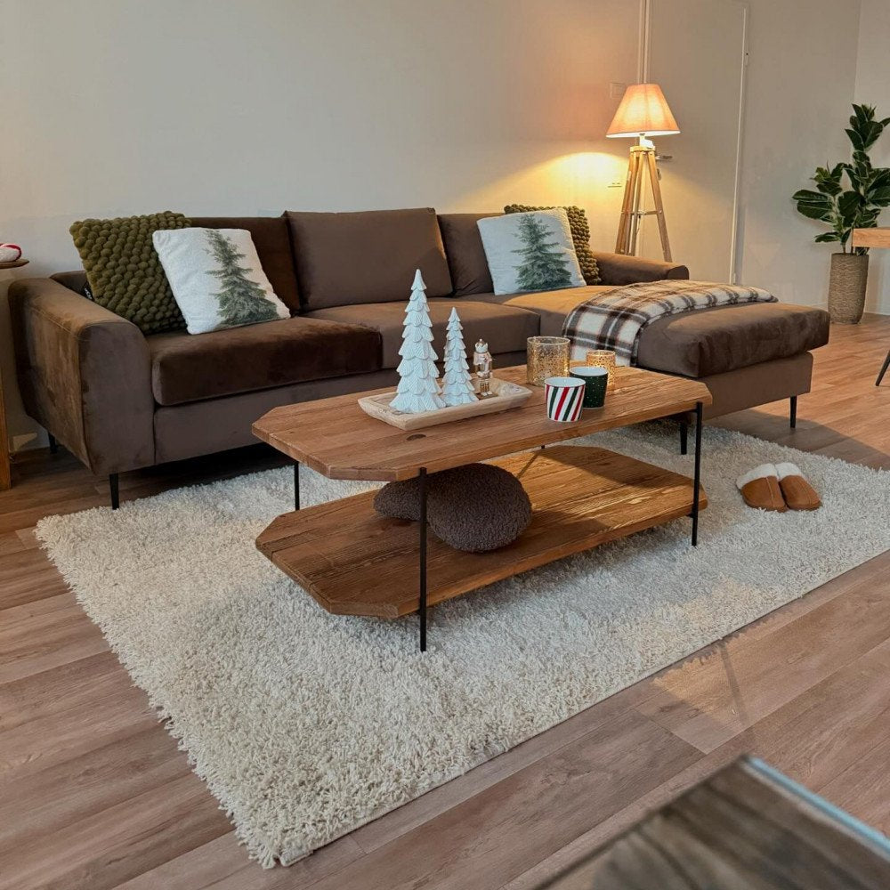 Divano GREGORY marrone con chaise longue e cuscini decorativi davanti a tavolino in soggiorno