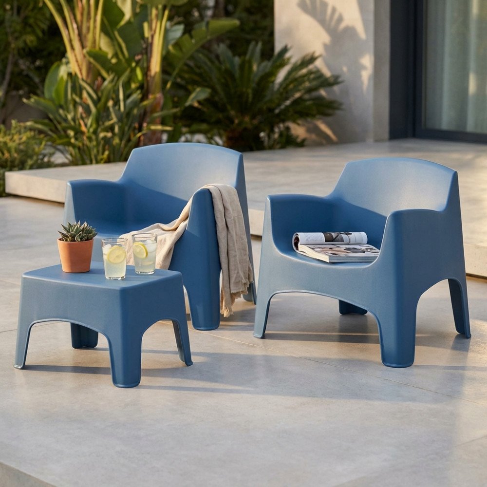 Salotto da giardino IBIZA TERRACE blu in ambiente esterno, vista di tre quarti con tavolino centrale