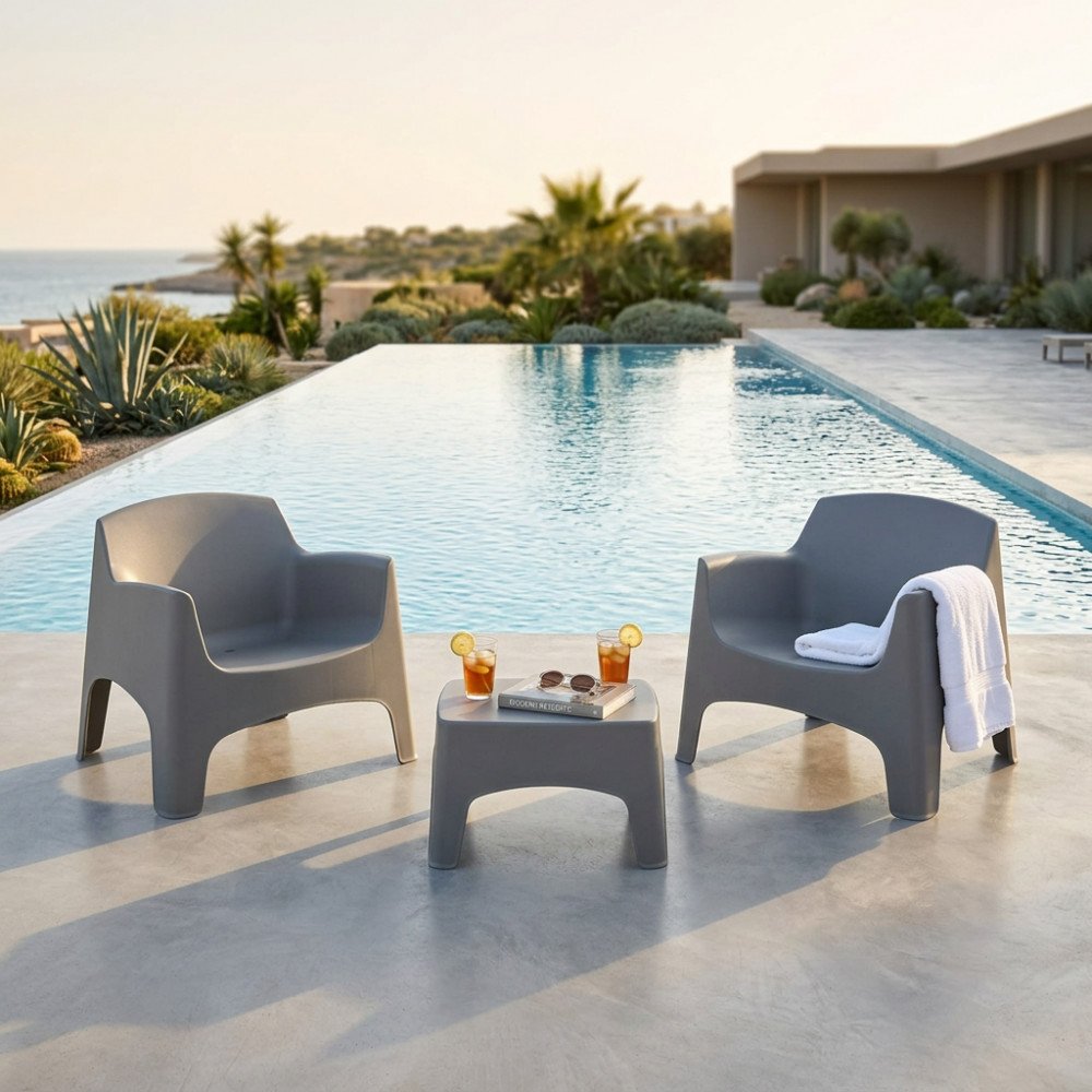 SET salotto IBIZA TERRACE grigio chiaro in esterno con tavolino, bicchieri e libro ROOM INEDITO