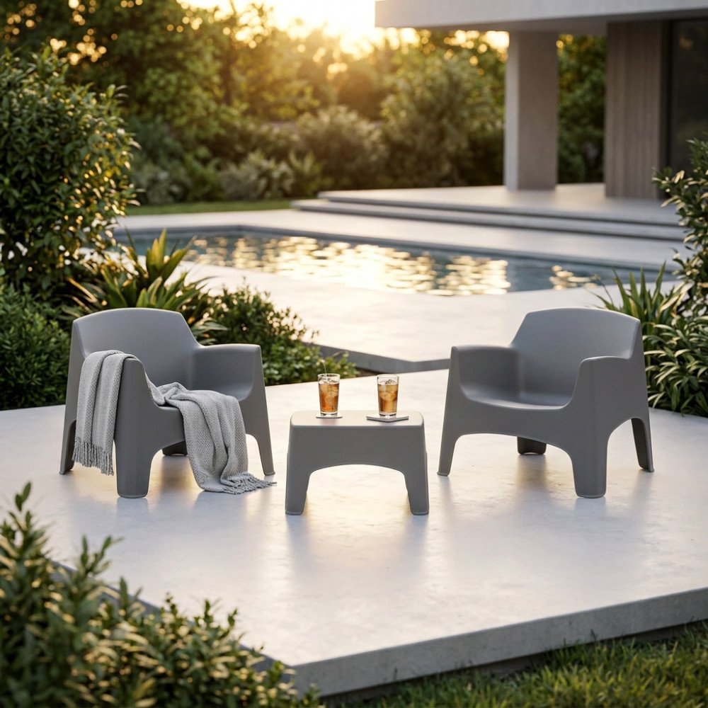 Due poltrone IBIZA TERRACE grigio chiaro in esterno vicino alla piscina, vista di tre quarti