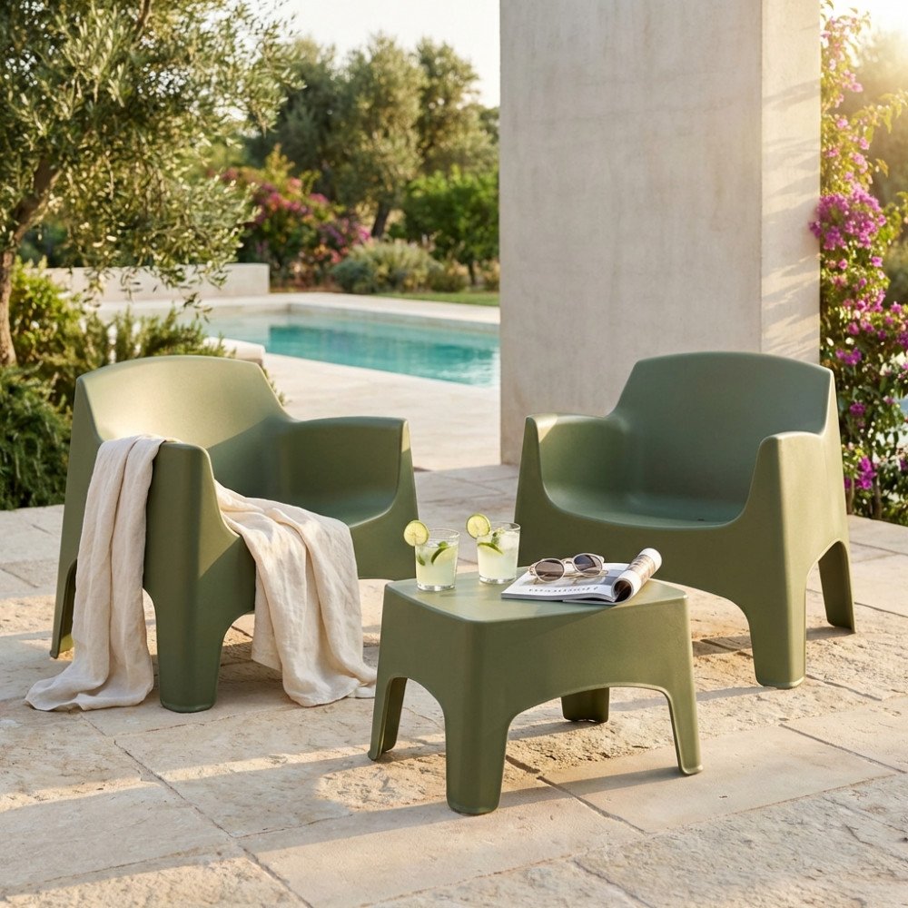 Poltrone IBIZA TERRACE verde oliva con tavolino e rivista vicino alla piscina, vista di tre quarti