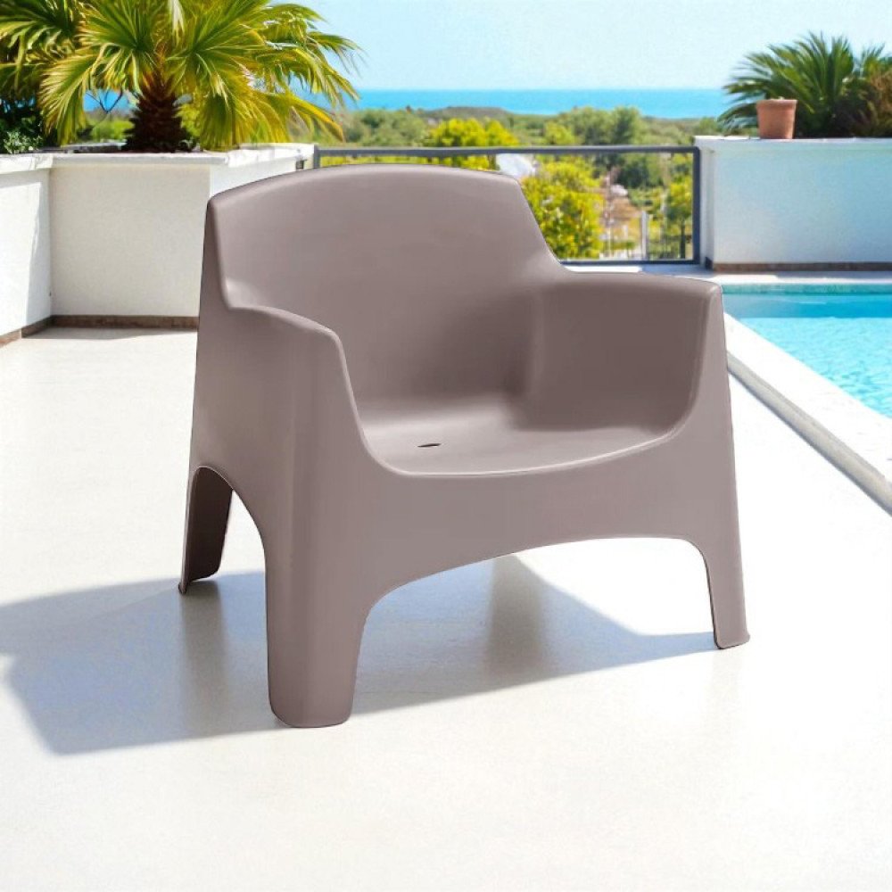 Poltrona IBIZA taupe in esterno su pavimento bianco, vista laterale sinistra con piscina