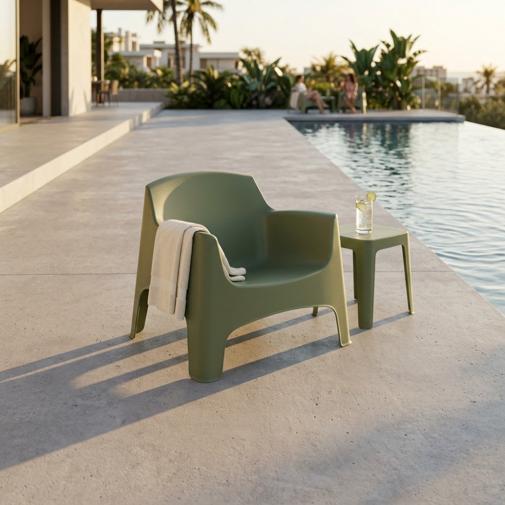 Poltrona monoblocco IBIZA verde oliva con tavolino basso accanto a bordo piscina