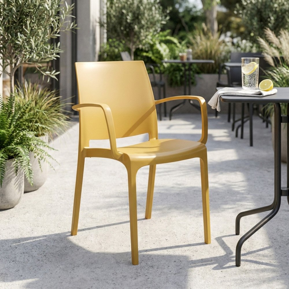 Poltrona da giardino NEVA giallo senape con braccioli in plastica su terrazza con tavolo e ulivi