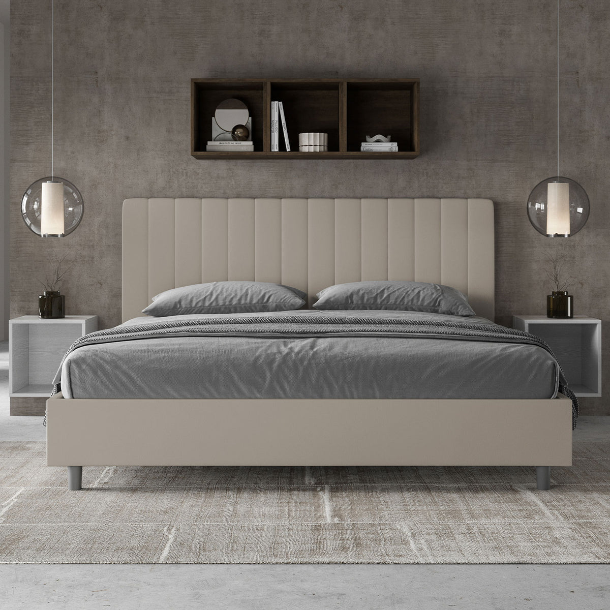 Letto AGUEDA tortora con testiera imbottita in similpelle crema, vista frontale in camera grigia #colore_Tortora
