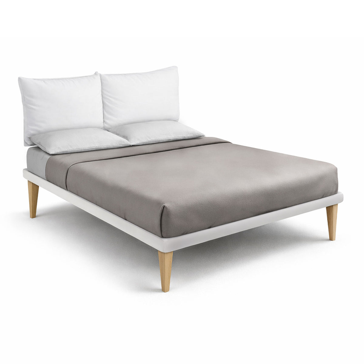 Letto matrimoniale SOFT bianco su gambe in legno naturale, vista tre quarti su fondo bianco #colore_Bianco
