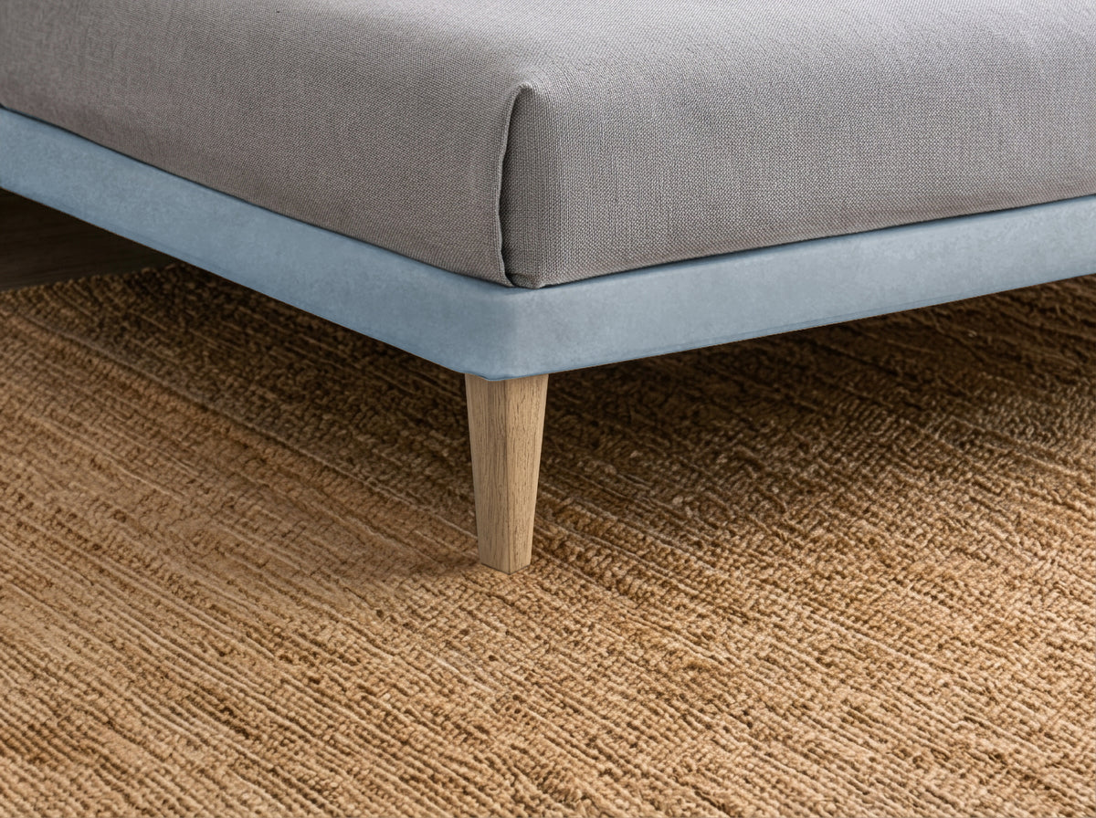 Dettaglio ravvicinato della base del letto FLAT azzurro appoggiata su tappeto beige #colore_Azzurro