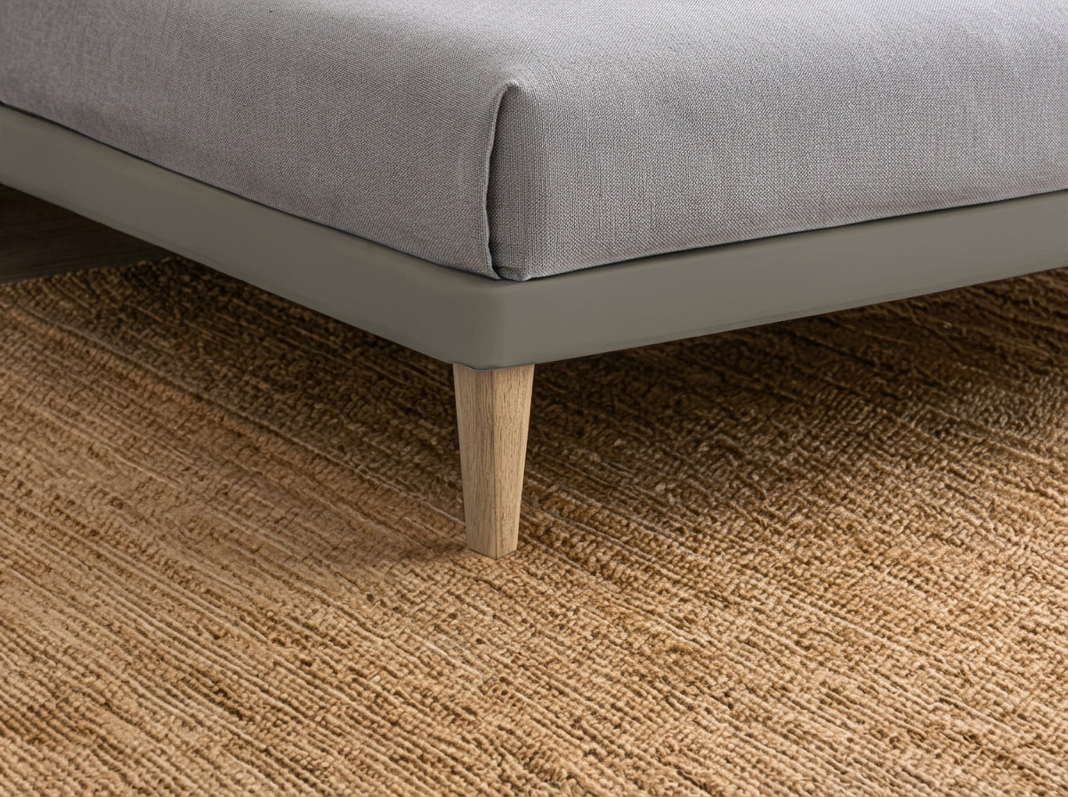 Dettaglio del bordo della rete del letto SOFT cappuccino e gamba in legno naturale #colore_Cappuccino