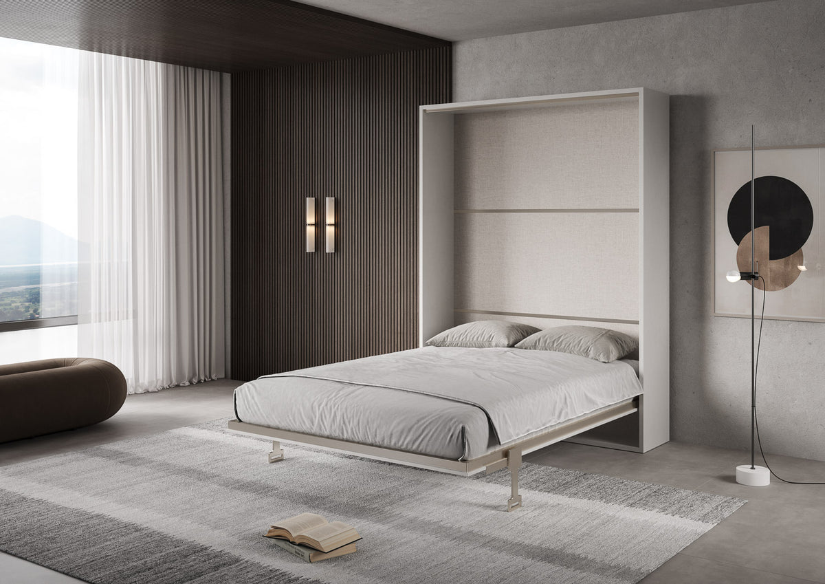 Letto matrimoniale VERSIA bianco aperto con cuscini e tappeto grigio in camera #colore_Bianco