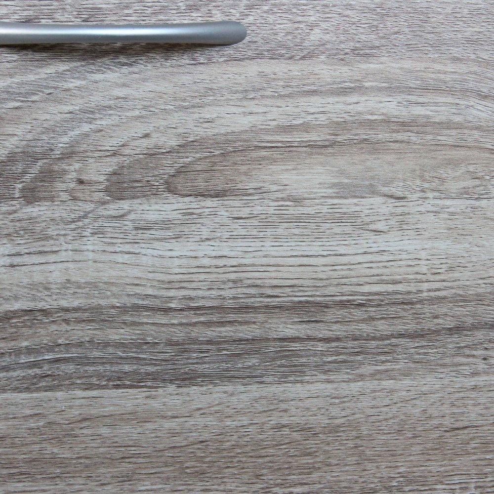 Dettaglio ravvicinato di pannello effetto legno beige con maniglia argento LOLA #colore_Marrone