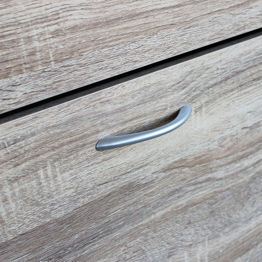 Dettaglio ravvicinato di pannello effetto legno chiaro con maniglia grigia della scarpiera LOLA #colore_Marrone