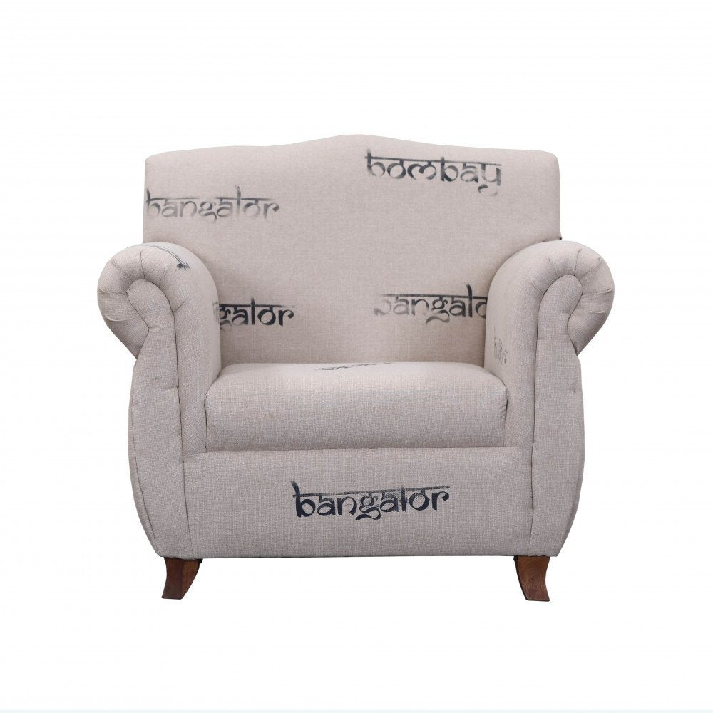 Poltrona DESTINY beige vista frontale su fondo bianco con gambe anteriori in legno scuro