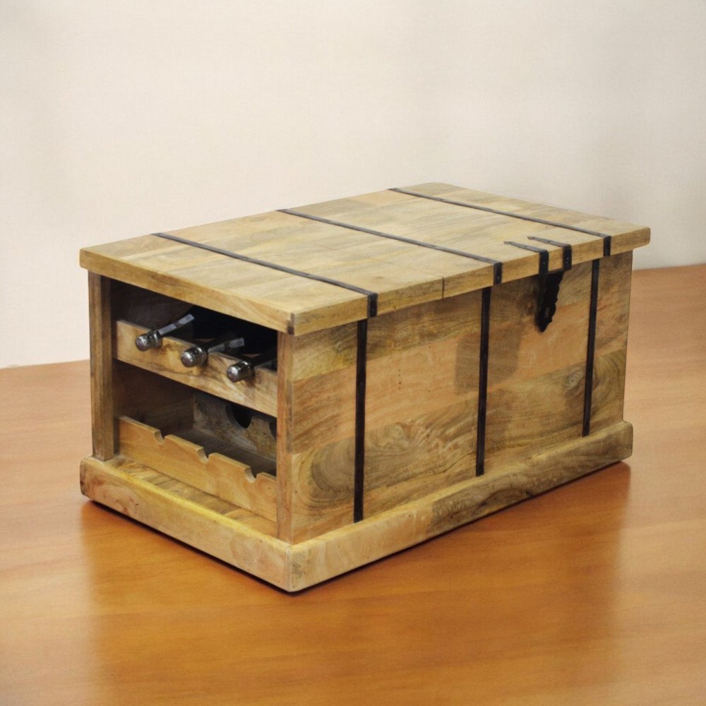 Bauletto HARDY marrone chiaro in ambiente interno con rastrelliera laterale per bottiglie di vino