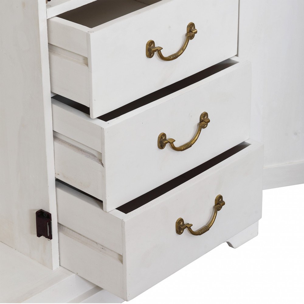 Dettaglio dei cassetti dell'armadio KILMER bianco anticato con maniglie a ponte in ottone brunito