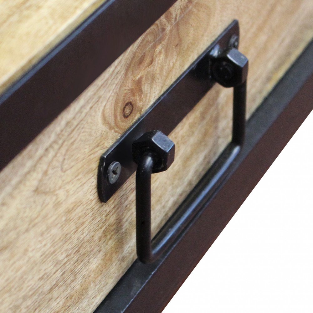 Dettaglio della maniglia a barra in metallo scuro su cassetto in legno del tavolino MARLOW marrone
