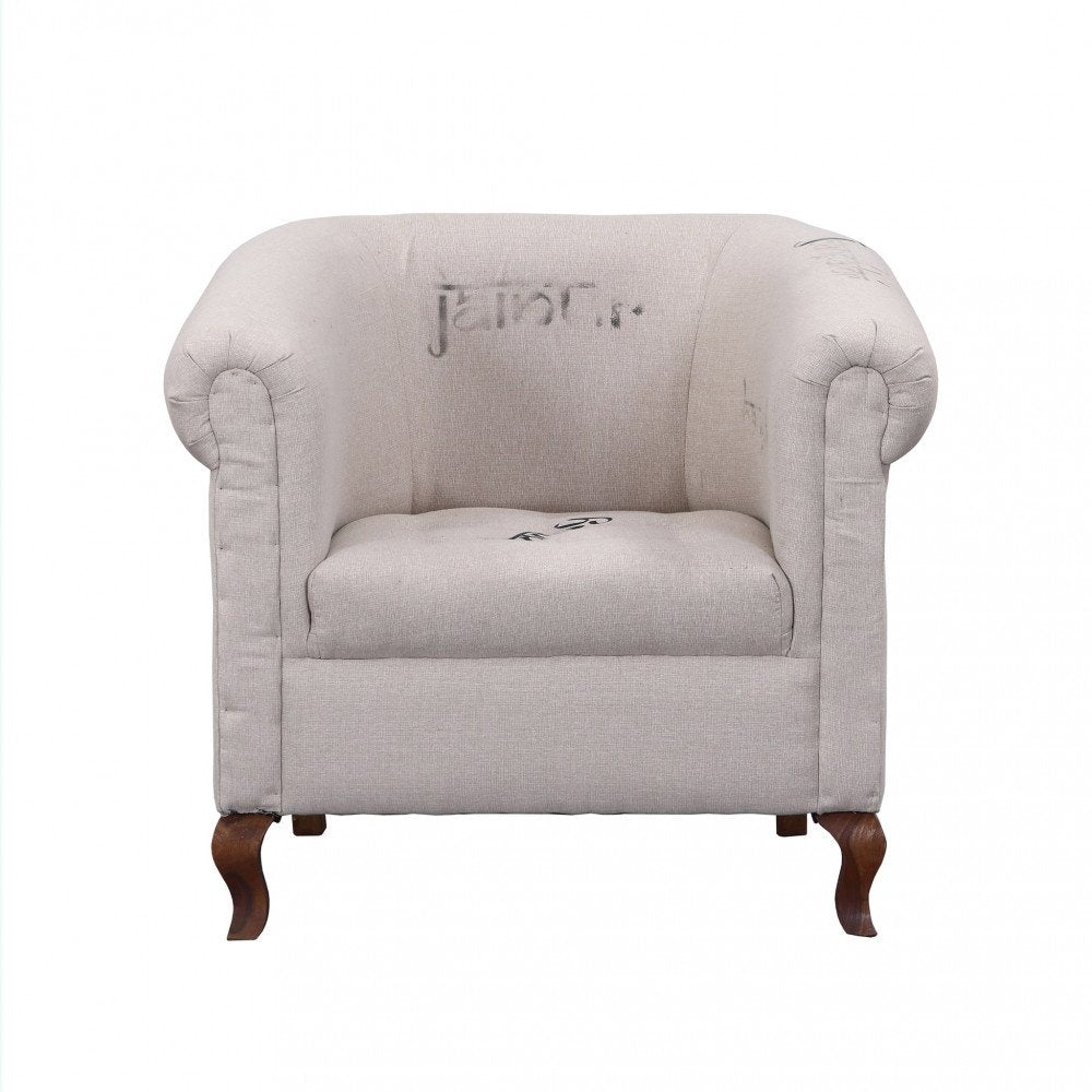 Poltrona MERCER beige su fondo bianco, vista frontale con gambe in legno scuro