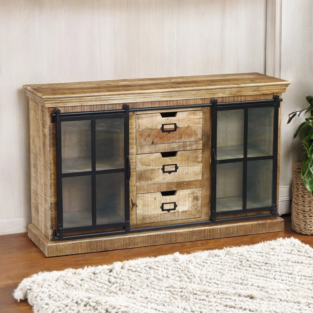 Credenza AVERLY marrone in ambiente interno con ante aperte e tre cassetti centrali
