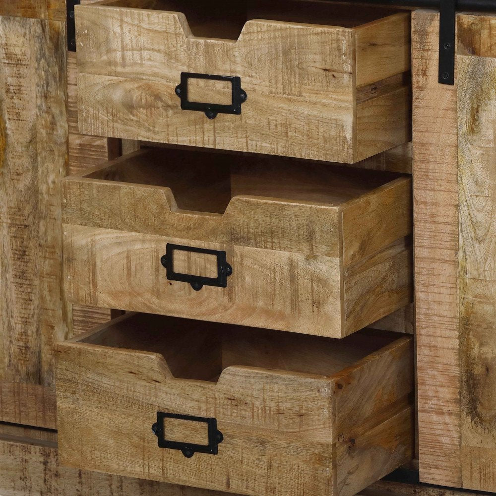 Dettaglio dei tre cassetti della credenza OSMOND marrone con maniglie a cornice in metallo nero