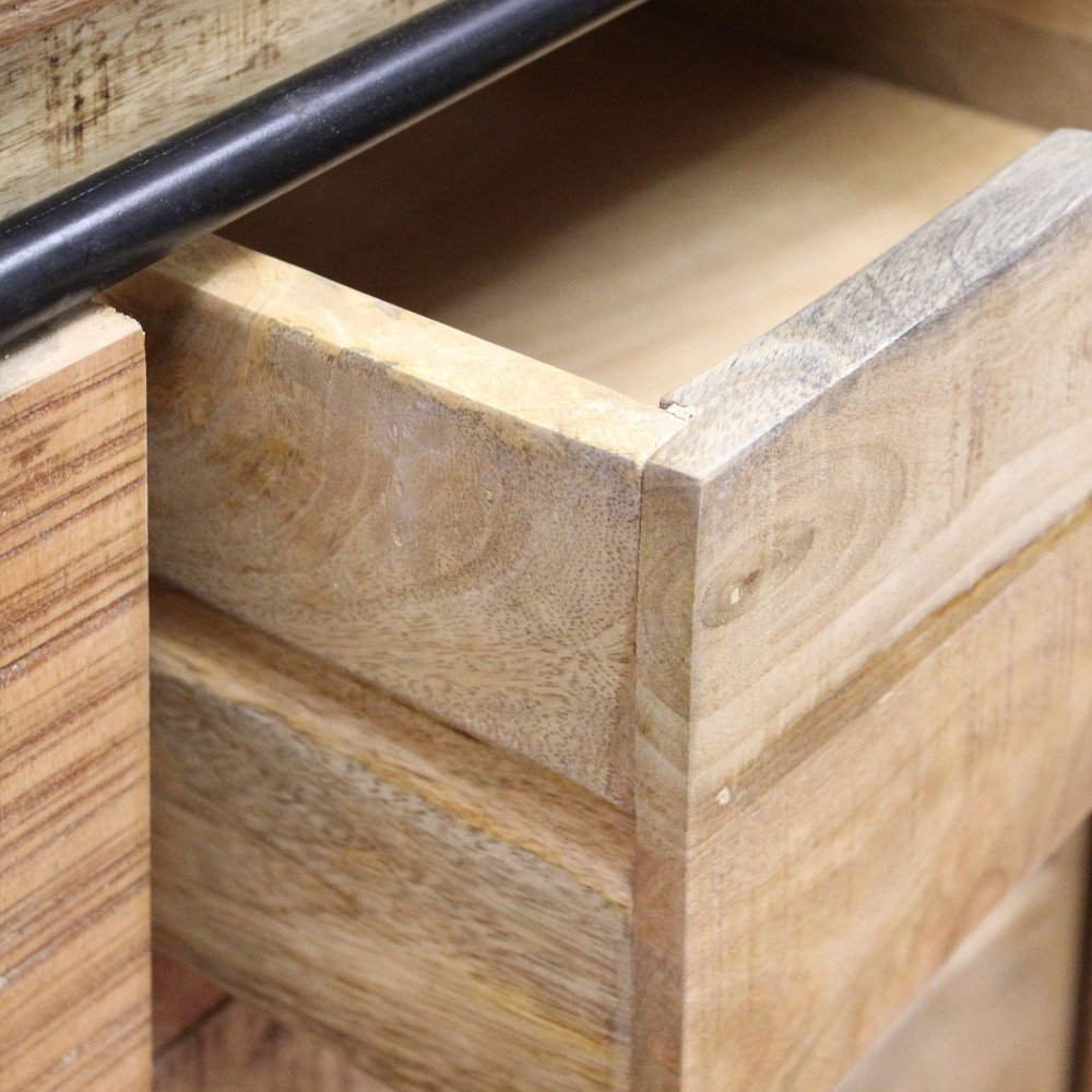 Dettaglio del cassetto aperto della credenza OSMOND marrone, venature del legno di mango in primo piano
