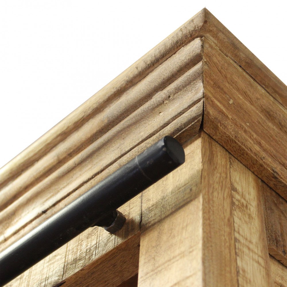 Dettaglio dell'angolo superiore della credenza OSMOND marrone con barra di maniglia in metallo nero