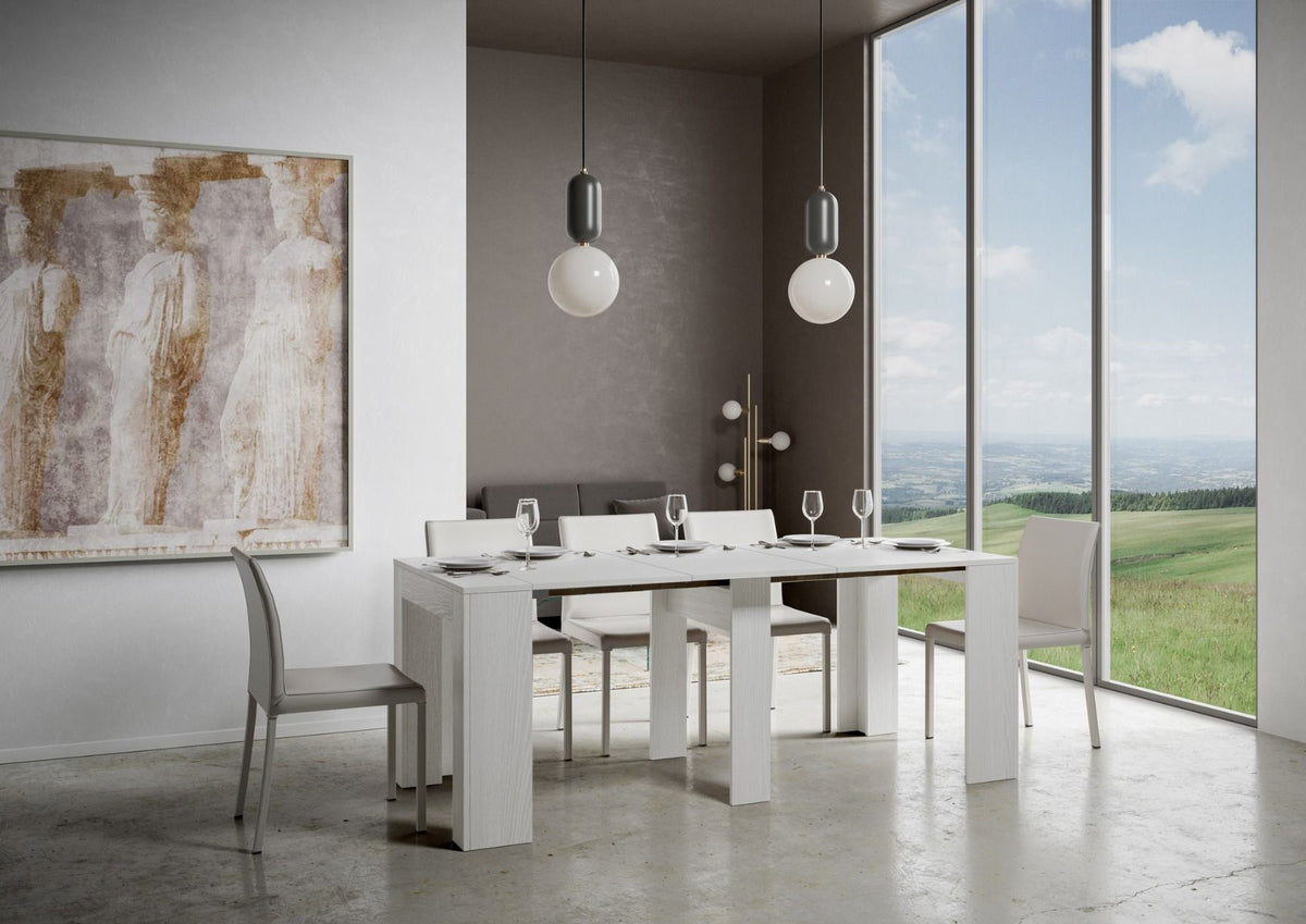 Tavolo MODEM SMALL bianco frassino completamente allungato e apparecchiato con sei sedie, vista di tre quarti #colore_Bianco Frassino
