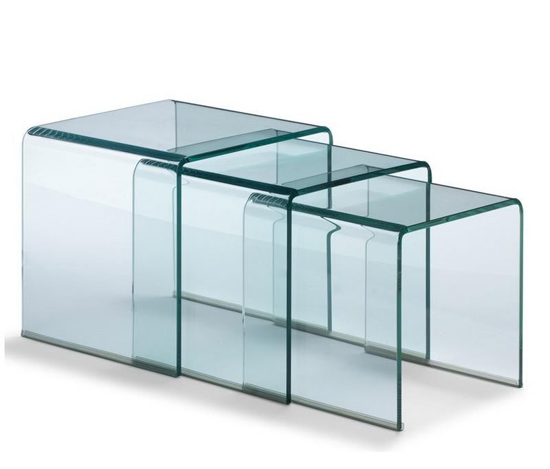 Tavolini NEST trasparenti in vetro annidati uno dentro l'altro, vista di tre quarti su sfondo bianco #colore_Trasparente