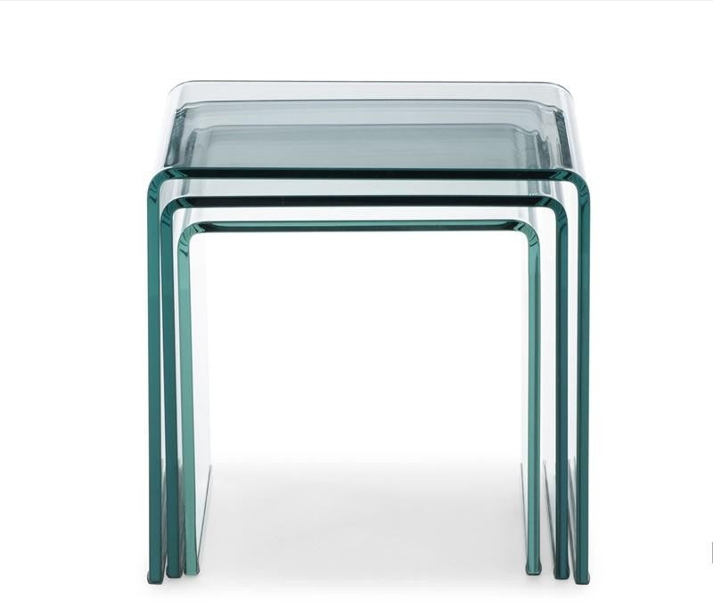 Tavolini NEST quadrati impilati, vista frontale dal basso con spessori verde-acqua #colore_Trasparente