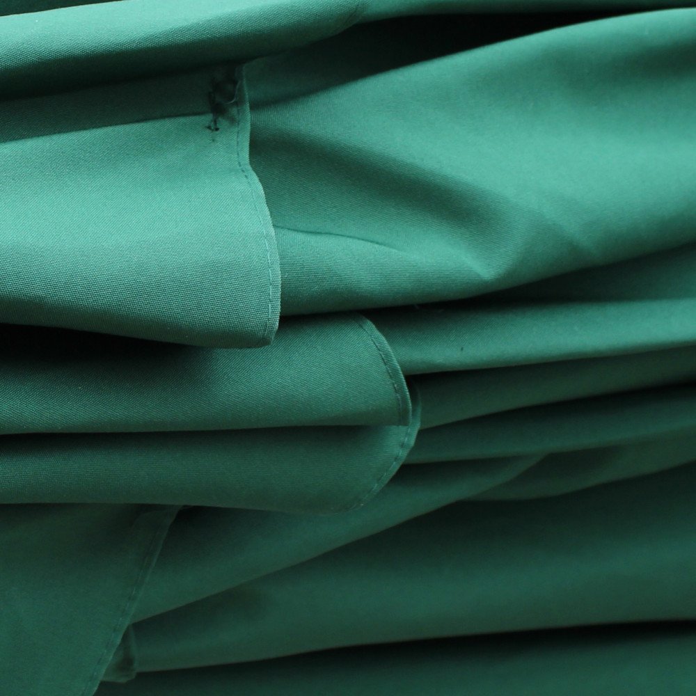 Primo piano del tessuto verde MERCURIO piegato, con pieghe e cuciture visibili