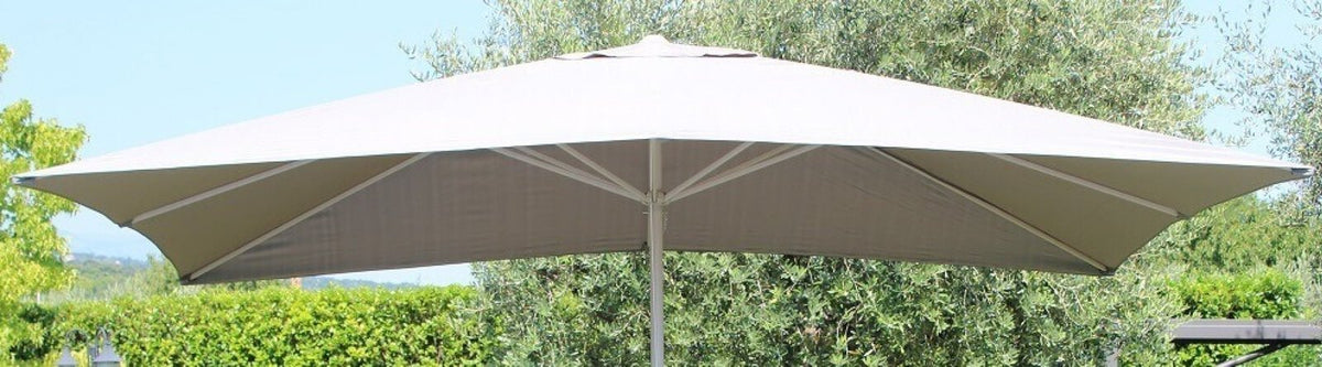 Telo di ricambio beige chiaro di ombrellone MERCURIO aperto visto dal basso, sotto un cielo azzurro