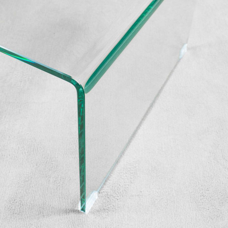 Dettaglio della curva del vetro trasparente con bordo verde del tavolino GALAXY #colore_Trasparente