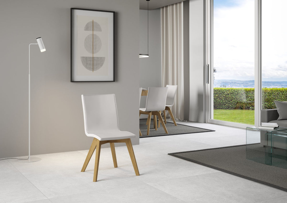 Sedia TRUDY bianca con gambe in legno chiaro in soggiorno luminoso con vetrata #colore_Bianco