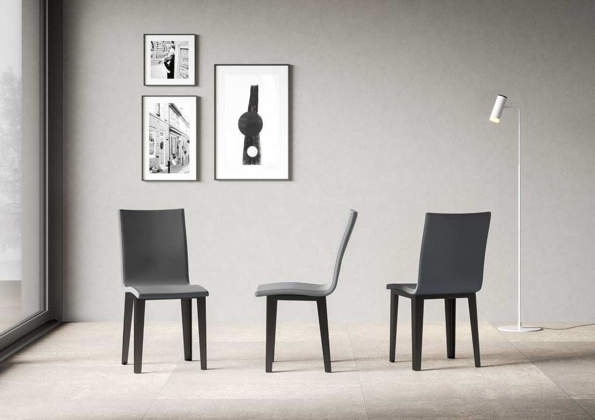 Tre sedie ARMIDA grigio scuro allineate in interno, viste frontale, laterale e di tre quarti #colore_Grigio