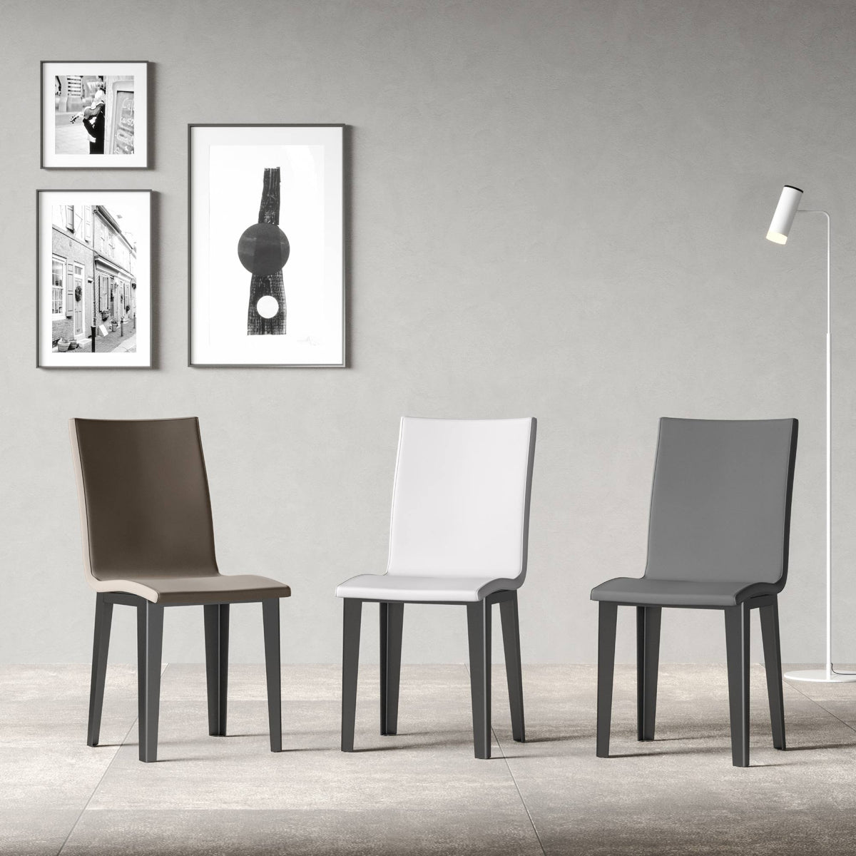 Sedie ARMIDA in ambiente interno, seduta bianca al centro, laterali taupe e grigio chiaro #colore_Bianco