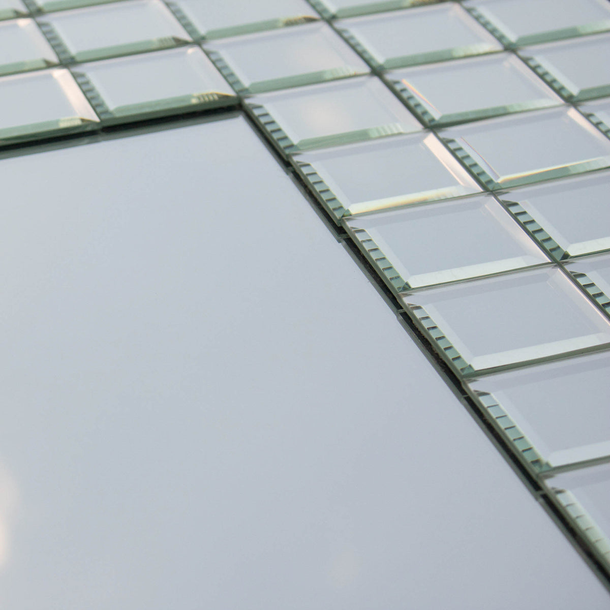 Dettaglio in diagonale delle tessere bisellate dello specchio HOKKAIDO turchese #colore_Turchese