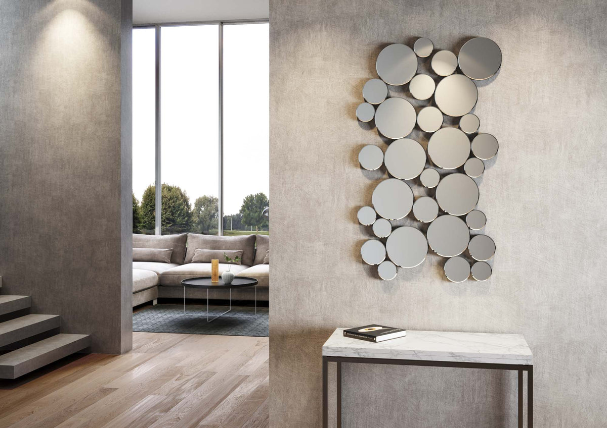 Specchio da parete a cerchi KADU turchese in composizione verticale sopra una console bianca #colore_Turchese