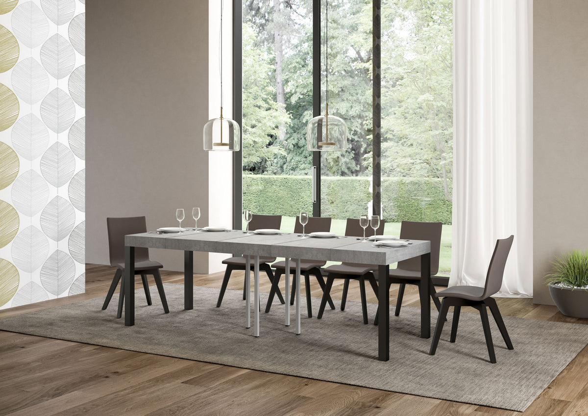 Tavolo EVERYDAY PREMIUM cemento allungato con prolunga inserita, ambientato con tappeto grigio e vetrata #colore_Cemento