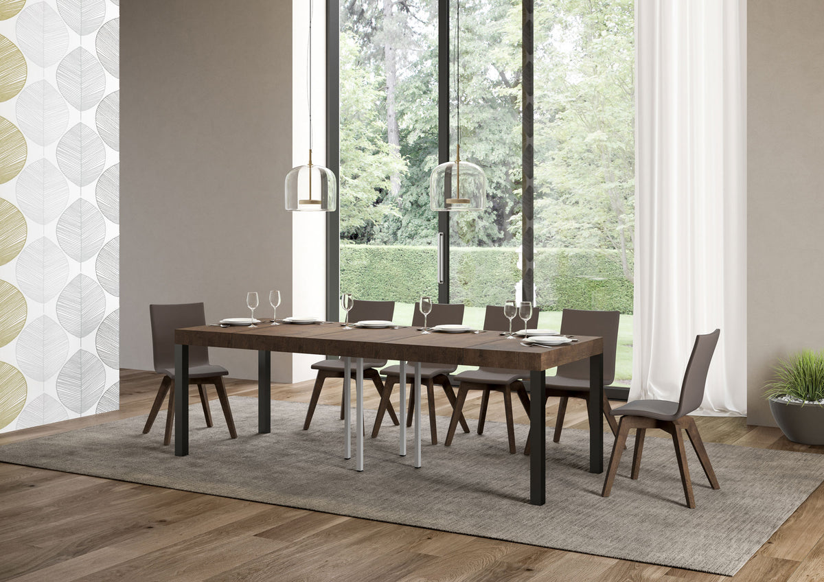 Tavolo EVERYDAY PREMIUM noce allungato con sei sedie in tessuto grigio, vista tre quarti in sala #colore_Noce