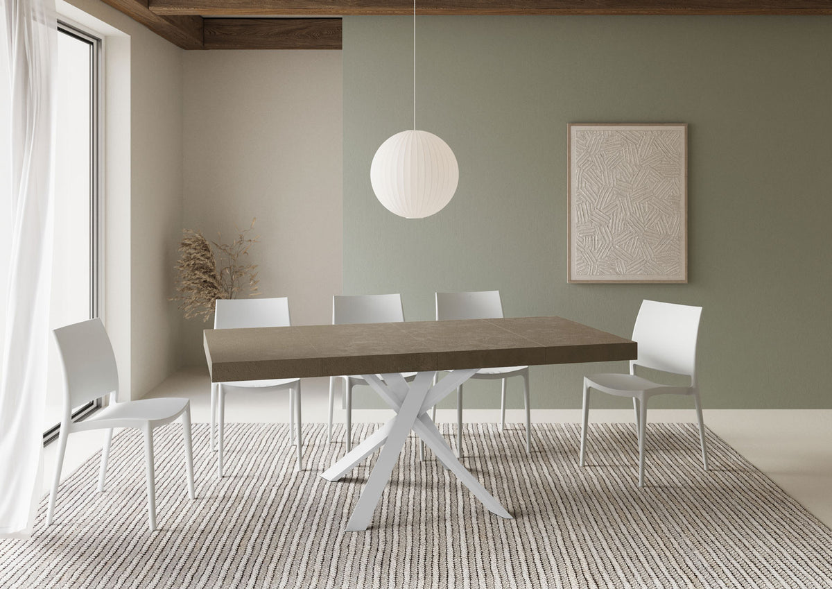 Tavolo allungato CLERK PREMIUM tortora con piano effetto pietra e cinque sedie #colore_Tortora