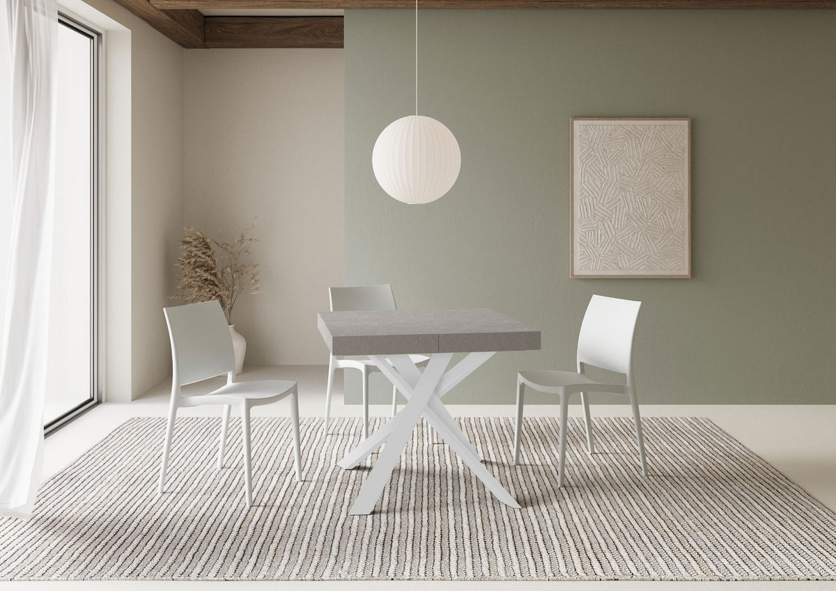 Tavolo da pranzo CLERK cashmere allungato in stanza verde salvia con sedie e lampada sferica #colore_Cashmere
