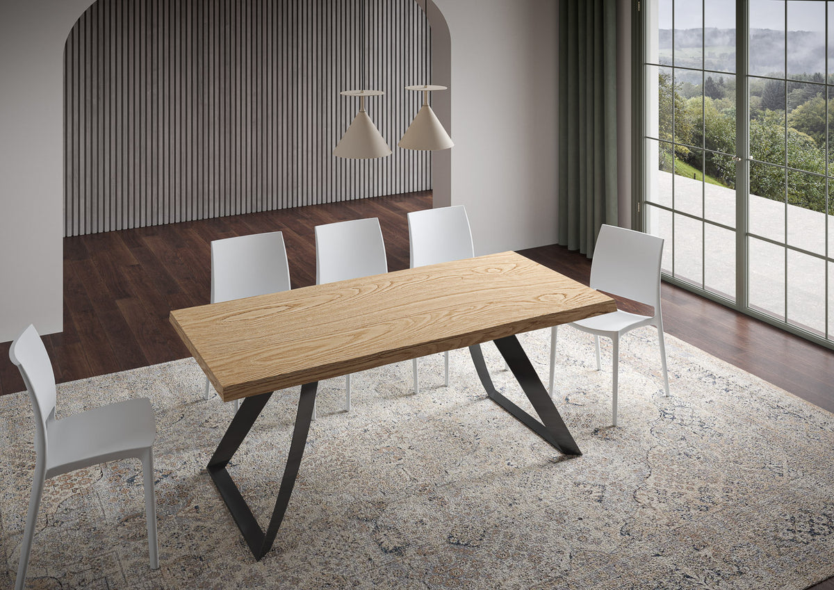 Tavolo TABIRA rovere con gambe a V antracite visto di tre quarti in sala