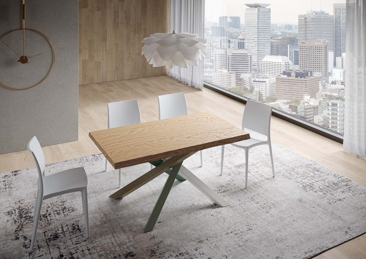 Tavolo VERSALUX rovere, piano rettangolare in legno chiaro in soggiorno luminoso con quattro sedie bianche